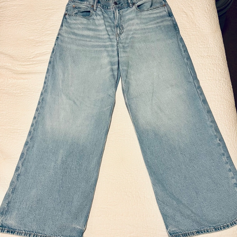 AE Dreamy Drape Strigid Low-Rise Ultra Wide-Leg Jean in Light Aglow - Picture 4 of 6